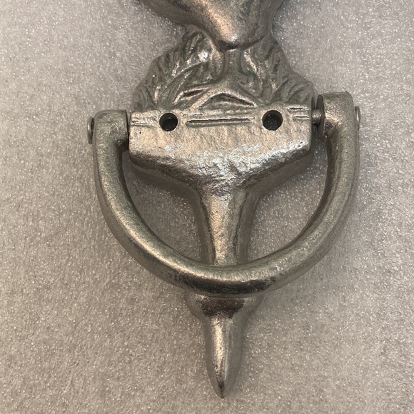 NWOT - Cast Iron Style Silver Tone Rooster Door Knocker Built-In Striking Plate - Picture 2 of 8